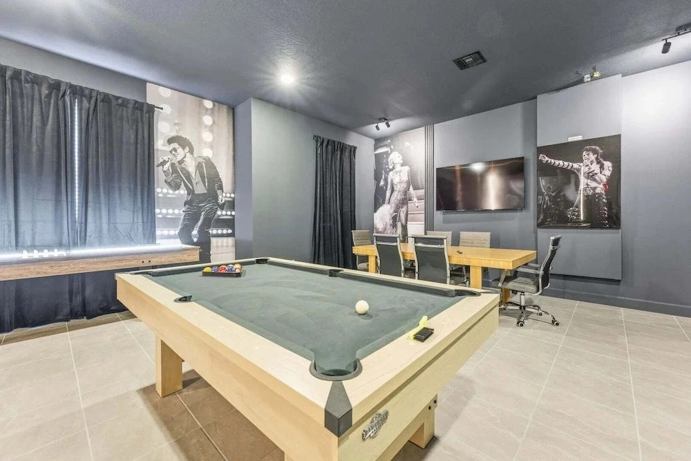 Paradisos Luxurious New Home w 15 Ensuites