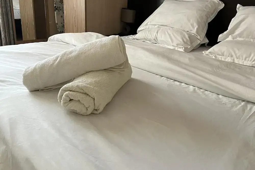 1 Bed Apt Sleeps 2 - Indoor Pool - Enclosed Garden