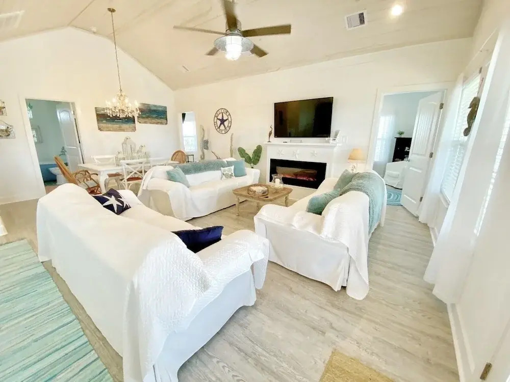 #justawavin' 3 Bedroom Home by RedAwning
