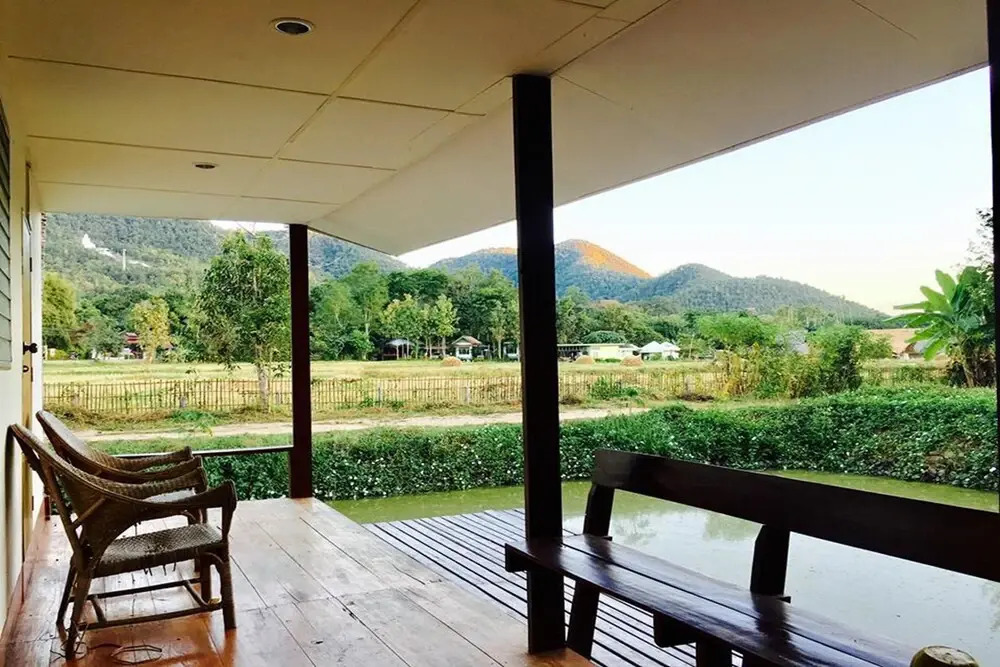 Slow Life Coffee Bar and Hostel