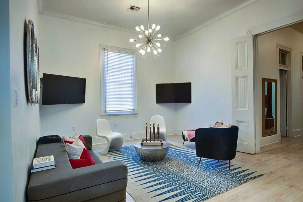 Best Location 5BR Next to French Quarter Book NOW!