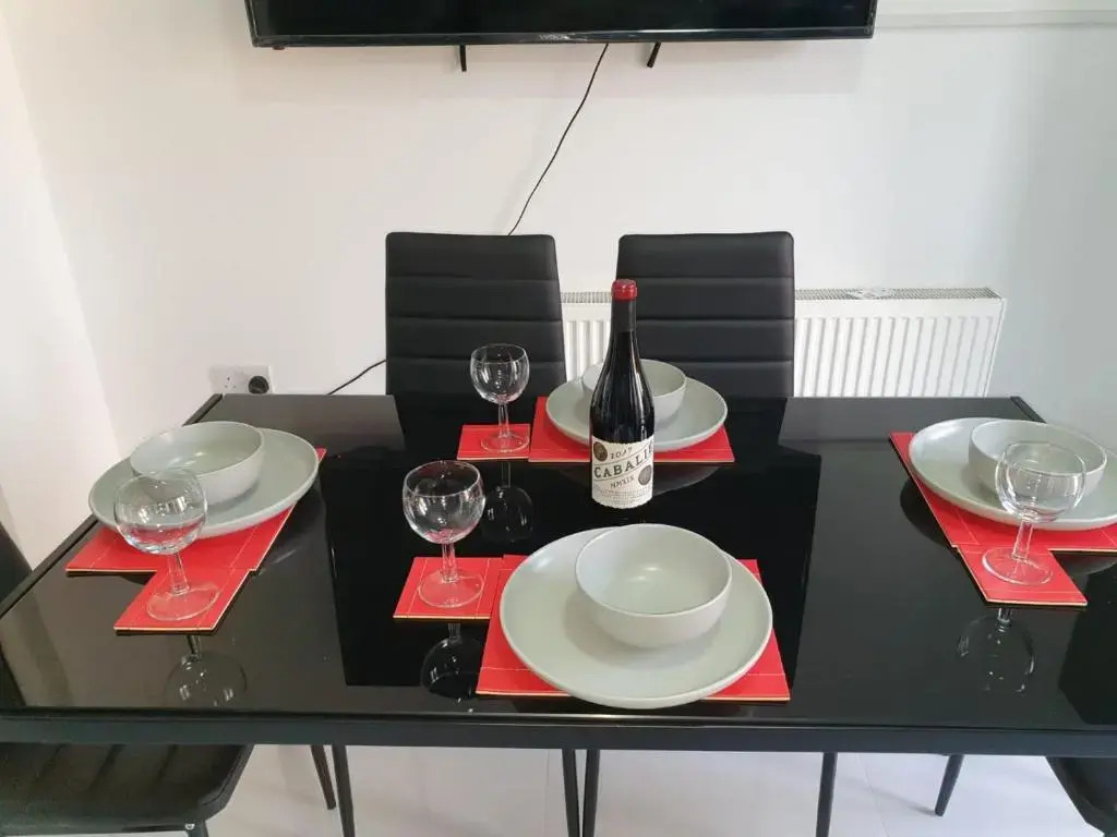 Large 4bed house up to 7beds parking Slough Train Station