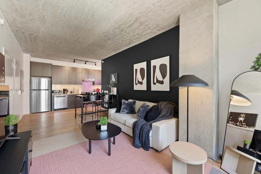 Luxury 3 Bed 3 Bath High Rise With Gym Amenities