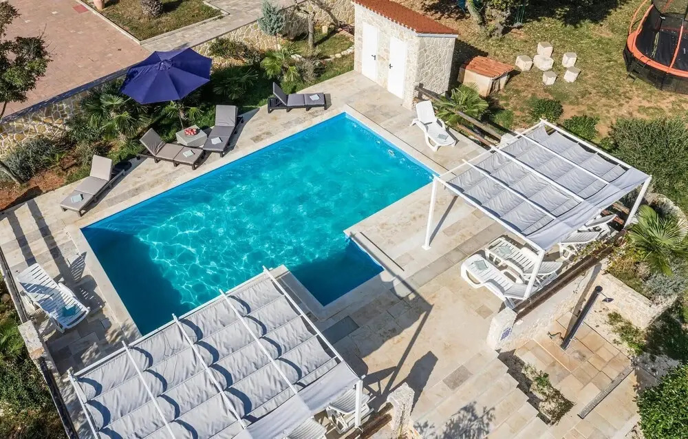 Amazing Apartment in Liznjan With 2 Bedrooms, Wifi and Outdoor Swimming Pool