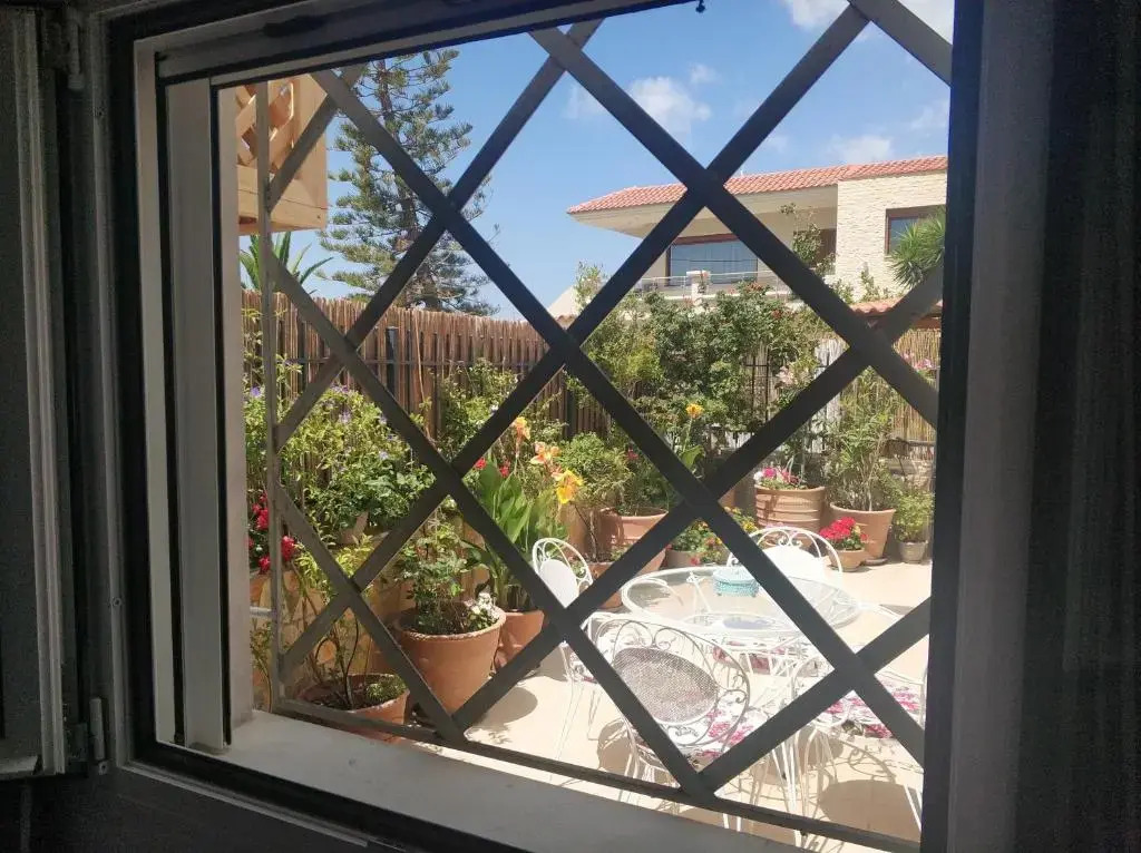 250 metres from the sea an independent tiny house with a yard full of flowers! Spitaki the Little House!