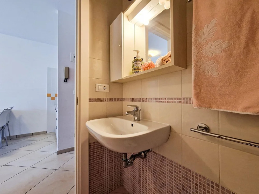 Luminous one Bedroom Flat With Side sea View