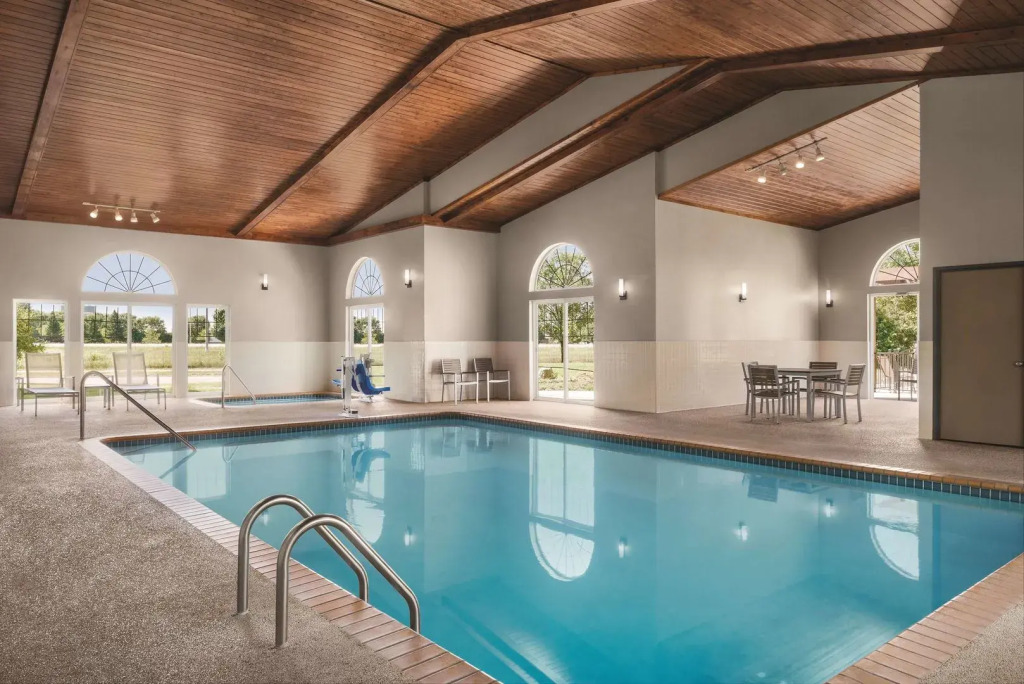 Country Inn & Suites by Radisson, Cottage Grove, MN