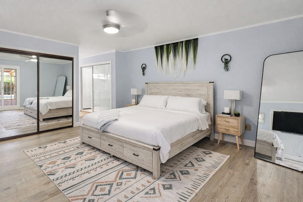 Luxury 5BR + Private Casita Theater Room + Pool
