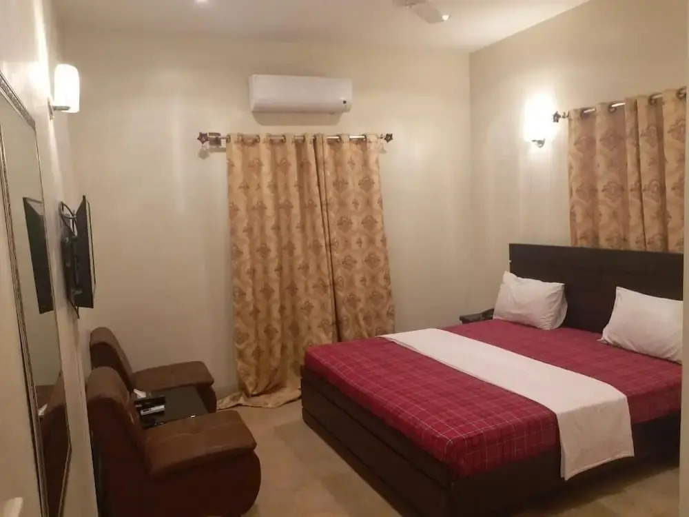 Hotel Elegant Near Karachi Expo Center and Agha Khan