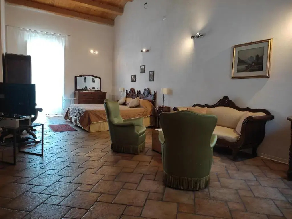 Rosa Thea Suite