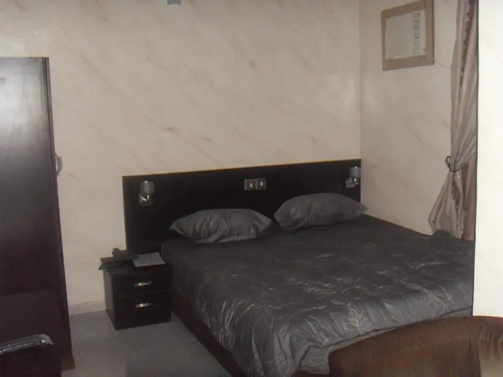 Vista Lounge & Suites
