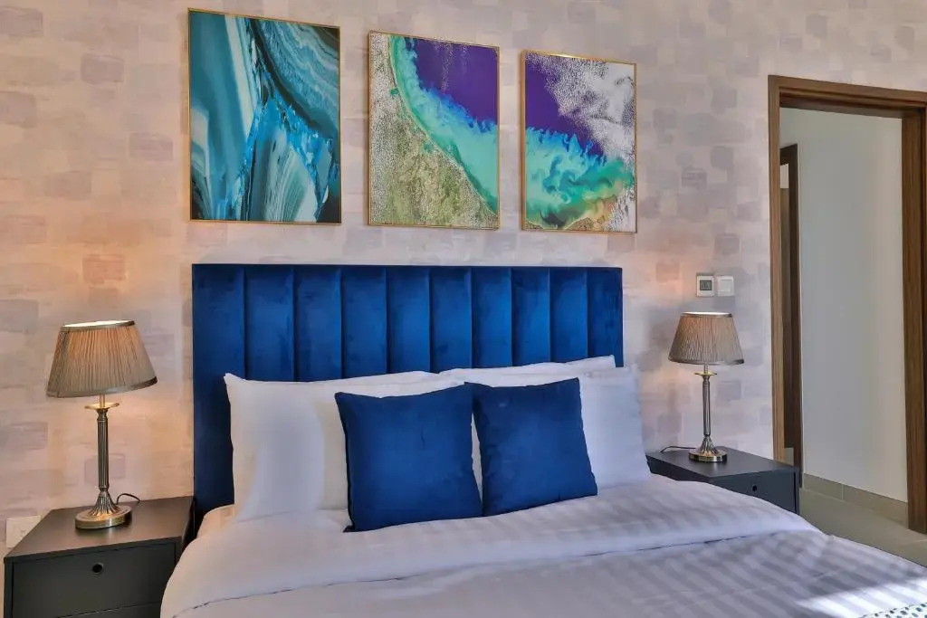 Luxurious Apartments Dubai Marina Views - Pool & Gym by Sojo Stays