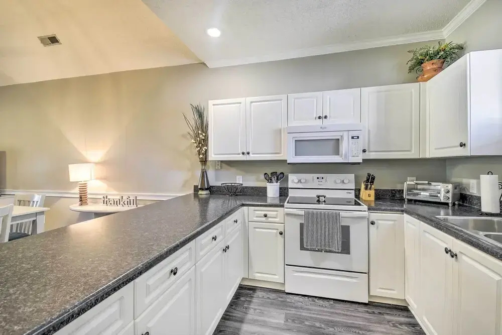 Condo w/ Pool Access & Central A/C - 2 Mi to Beach