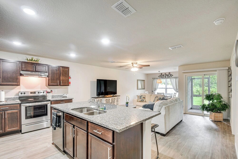Palm Coast Duplex w/ Screened Patio, Near Beaches!