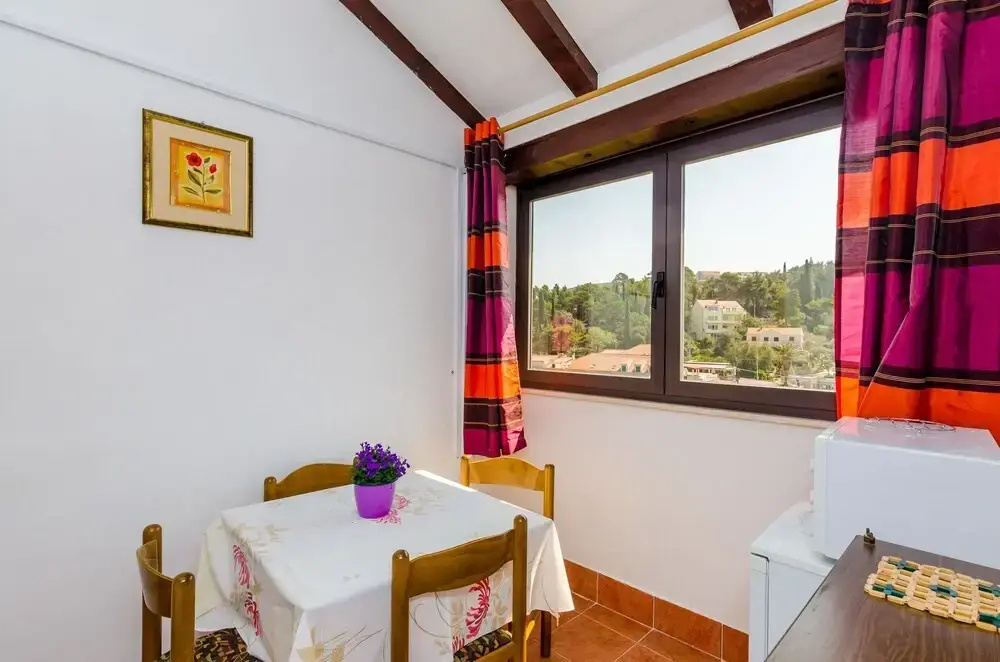 Apartments & Rooms Mihajica