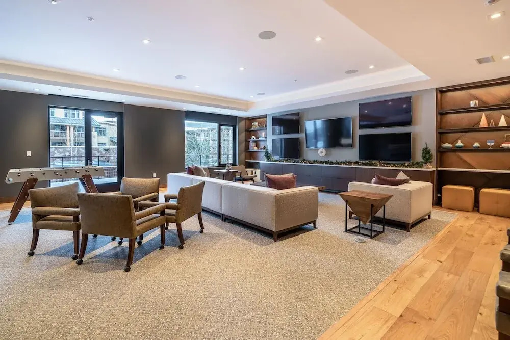 New Listing! Designer Ski-in/ski-out W/ Pool & Gym 3 Bedroom Condo