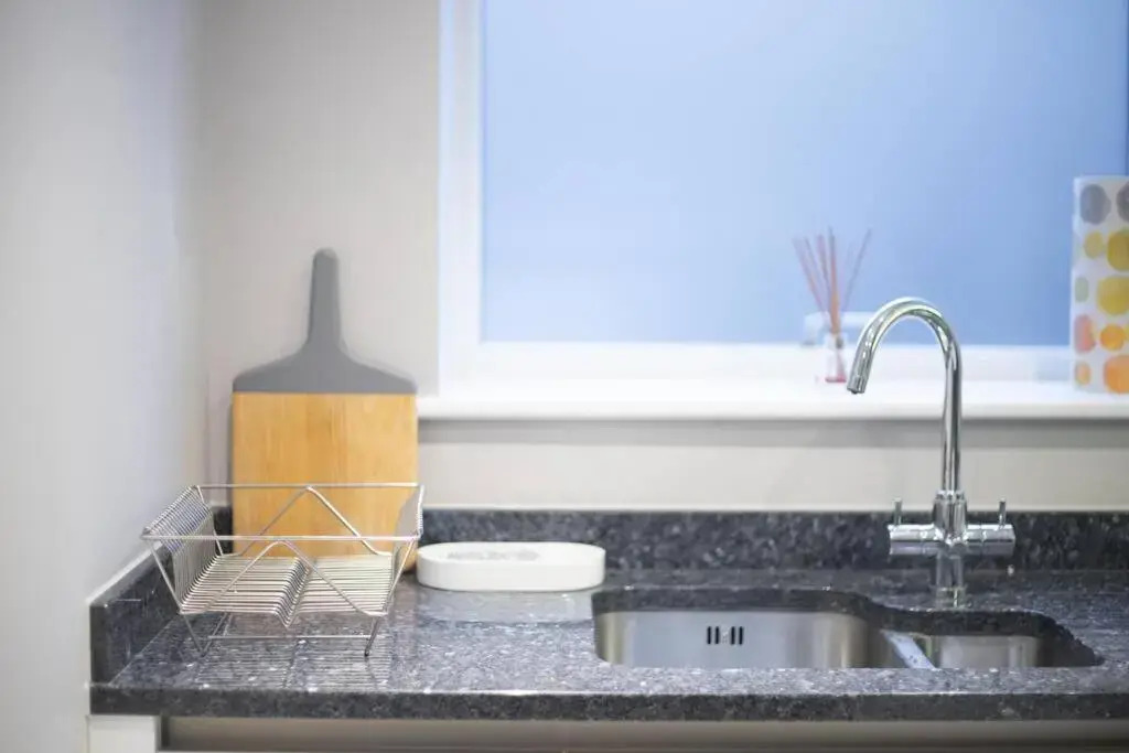Deluxe Apartment near Cabot Circus w Parking sleeps 5
