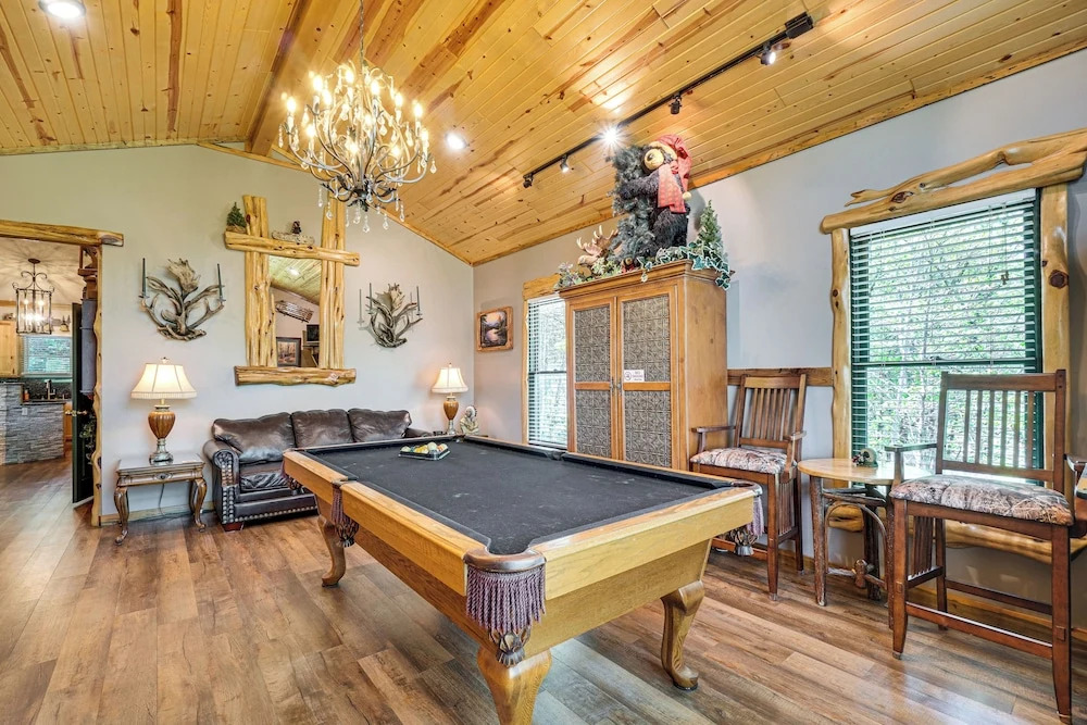 4 Mi to Gatlinburg Strip: Serene Cabin w/ Hot Tub!