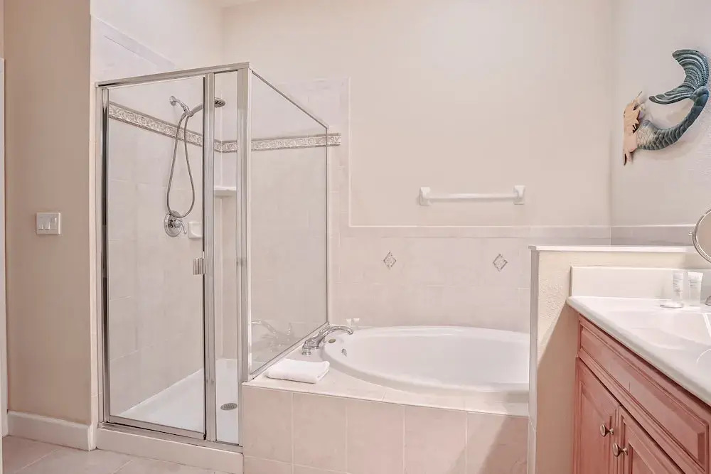 Elegant Waterfront Condo With Central AC, Balcony, and Shared Pools & hot Tubs
