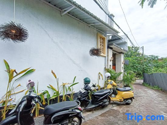 Widi Guest House near GWK Mitra RedDoorz