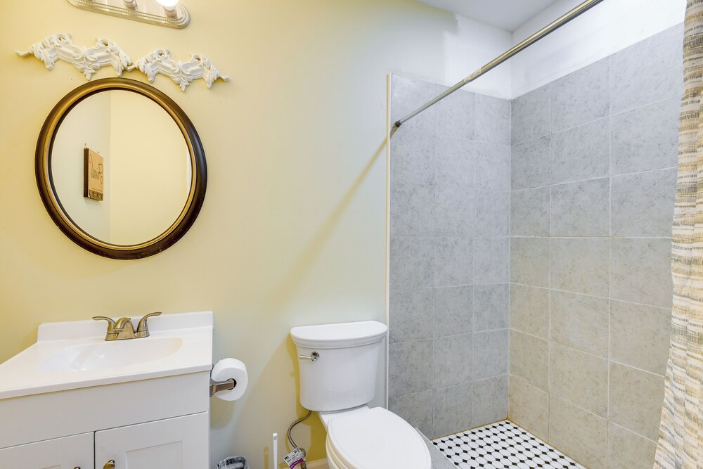 Pets Welcome! Cozy Family Apartment in Sterling