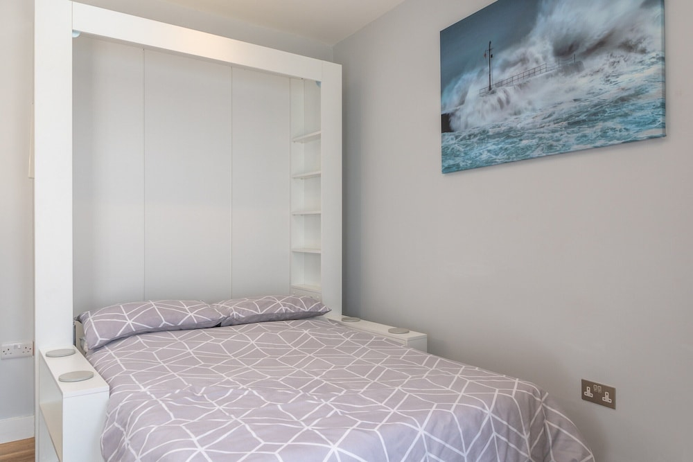 Cozy Holiday Apartment in Porthleven, No Deposit