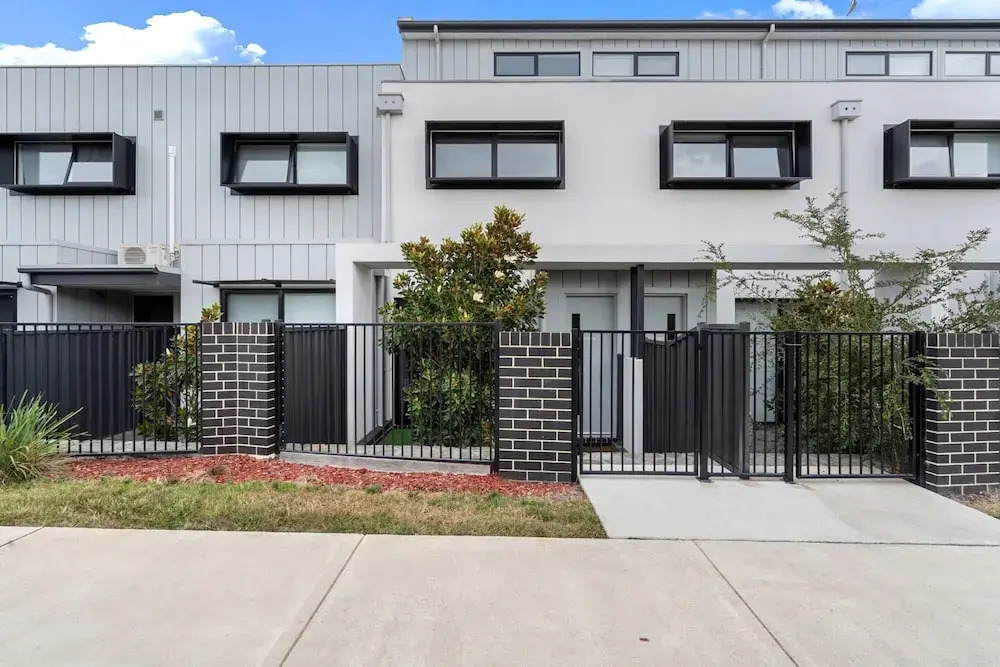 Modern 3-bedroom Townhouse in Quiet Greenway