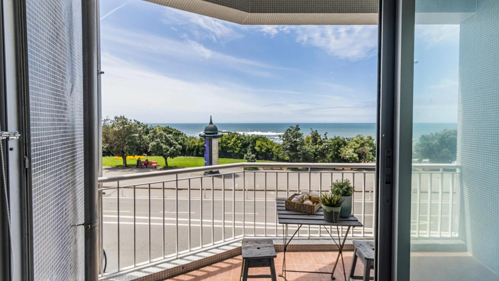 Foz Beach Apartment w Sea Views by LovelyStay