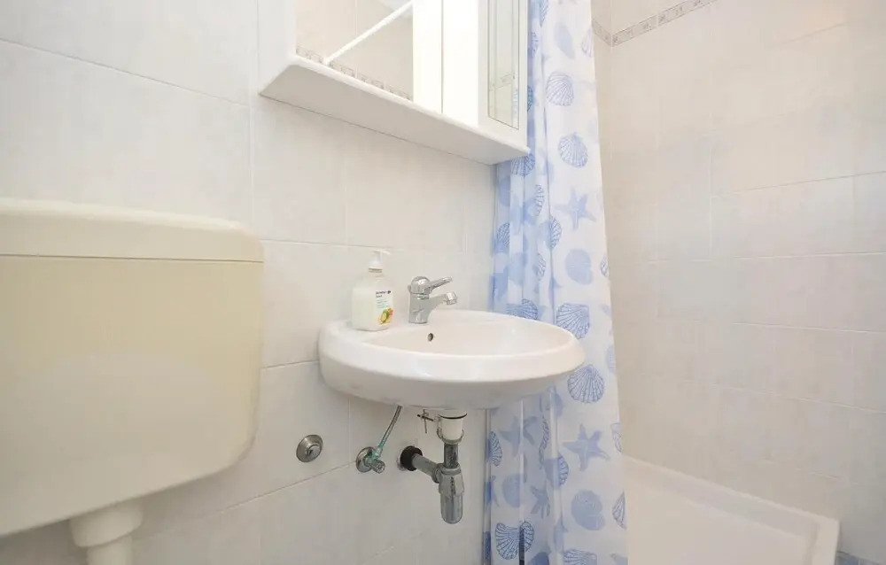 Amazing Apartment in Pucisca With 3 Bedrooms and Wifi