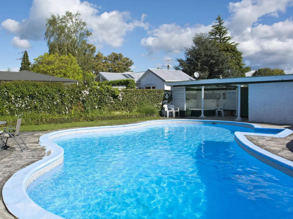 Garden Court Motel & Backpackers