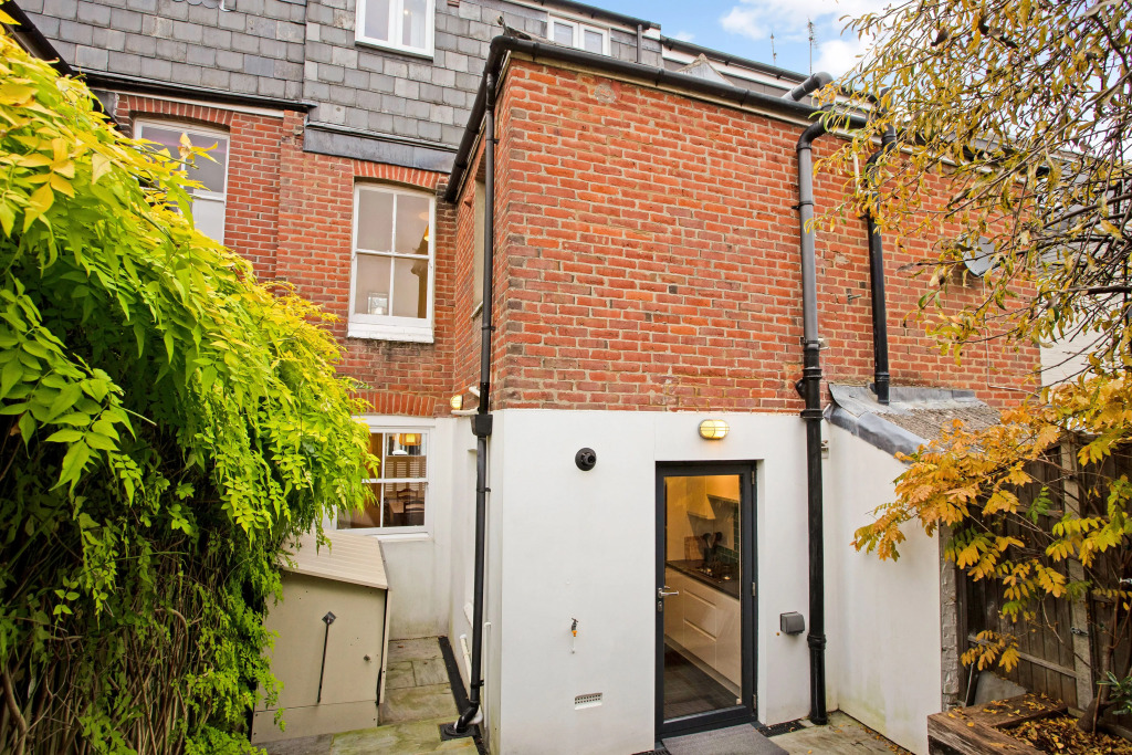 Perfect for family stays, ideal for walk to shops & restaurants