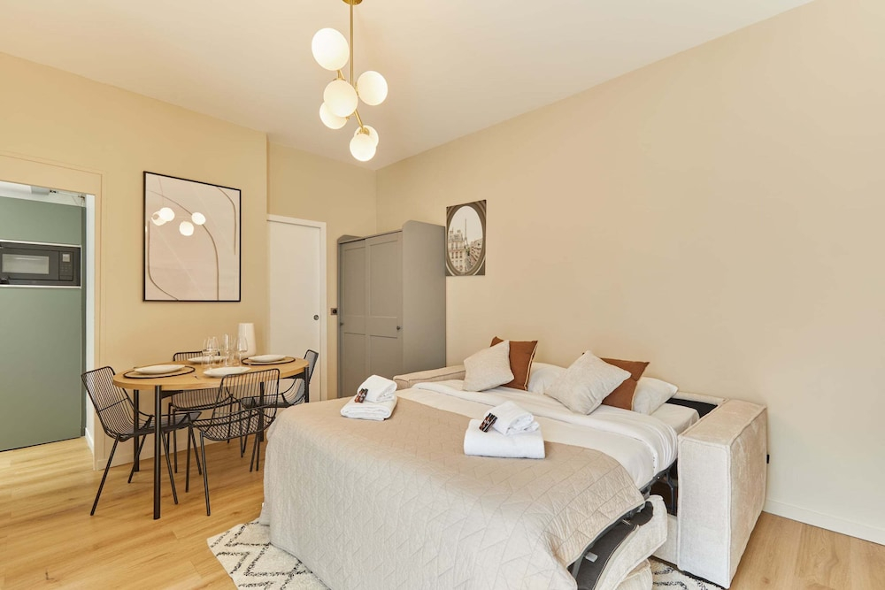 Bright Modern Studio Near the Seine Paris 16