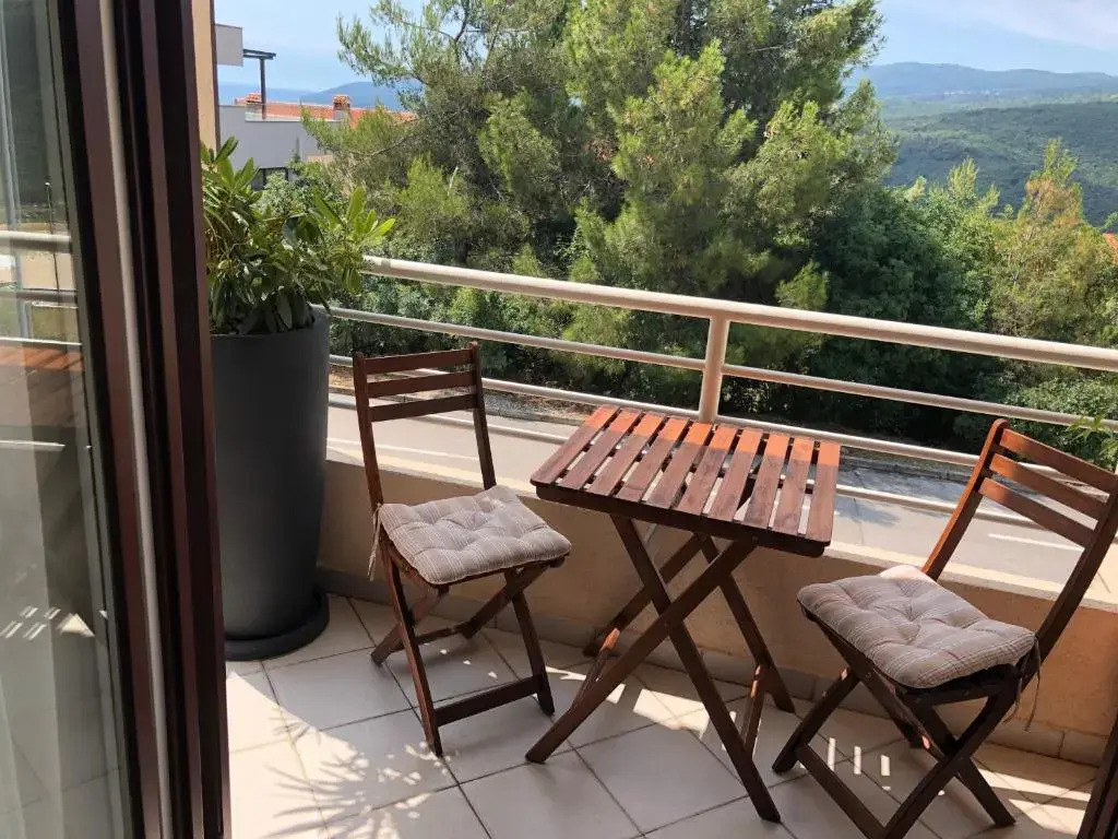 Gorgeous Biserka Apartment near the sea