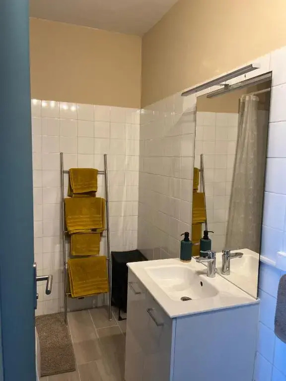 Bel appartement avec vue sur les toits (nouveau)