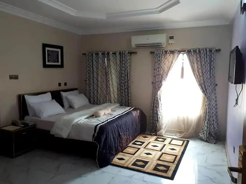 Nue-Crest Hotels & Suites