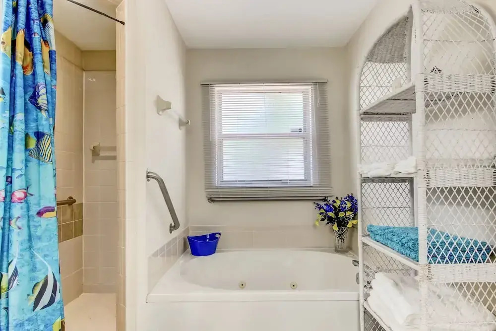 Walk to Beach, Spacious House, Huge Outside Patio