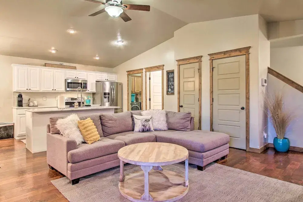 Townhome w/ Private Hot Tub, 8 Mi to Downtown