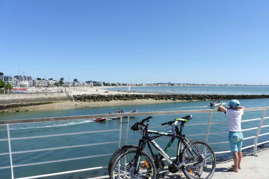 Bright 2 bedroom apartment with balcony with direct beach access, Mesquer