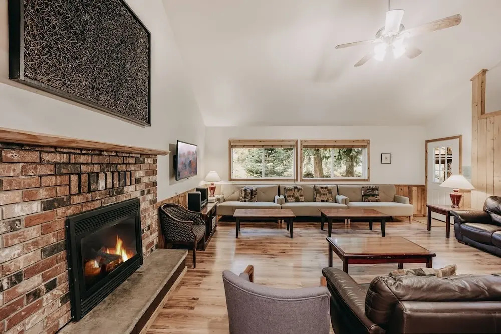 03mbh -12-bdrm - 3.5-bath - Wifi - Pets Ok - Sleeps 26 12 Bedroom Home by RedAwning