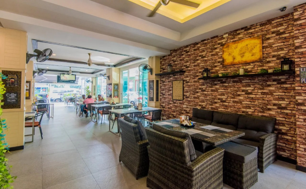 Hallo Patong Hotel - Rooftop Pool - Stunning Mountain Views & OTOP Market