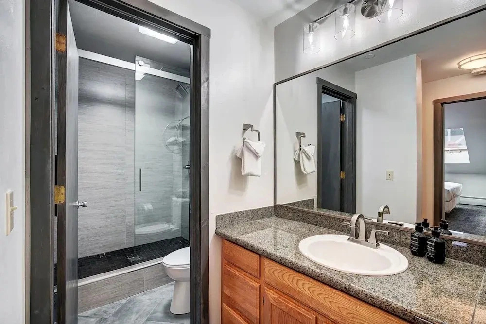 Steps to Mountain & Main St- 1 Bedroom 1 Condo