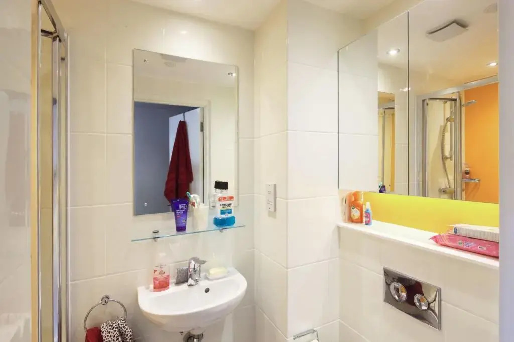 Student Only - Cosy Ensuite Bedroom in a Shared Apartment at Riverside Way