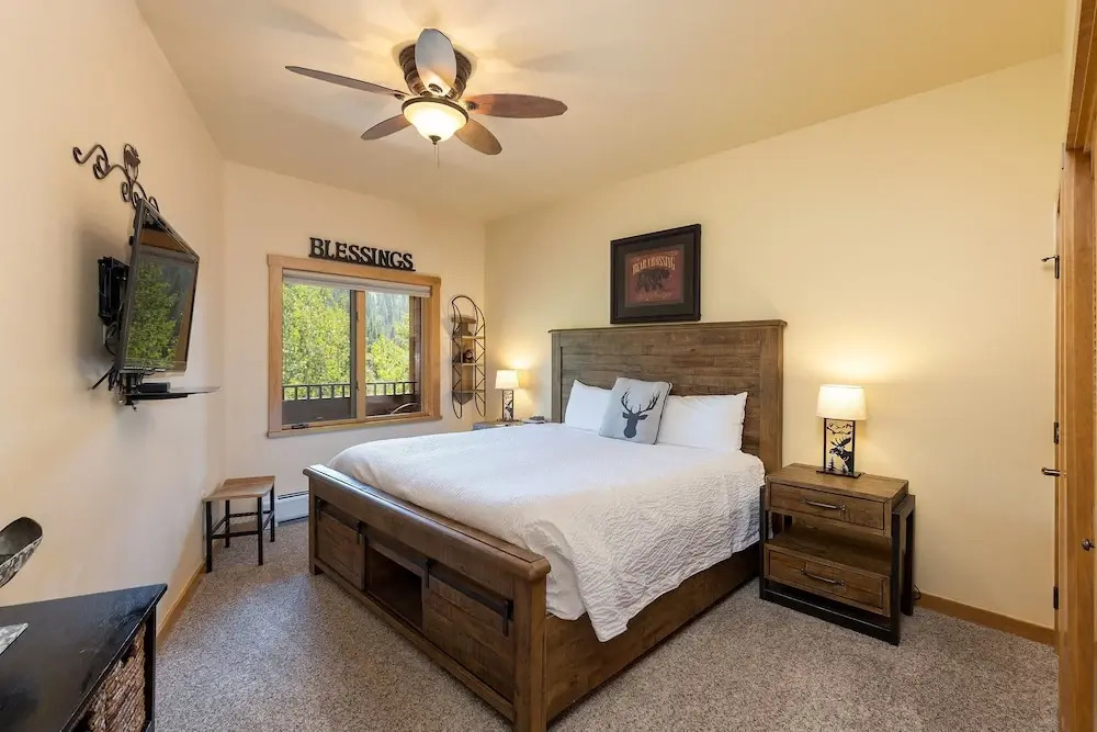 8115 Arapahoe Lodge 1 Bedroom Condo by RedAwning
