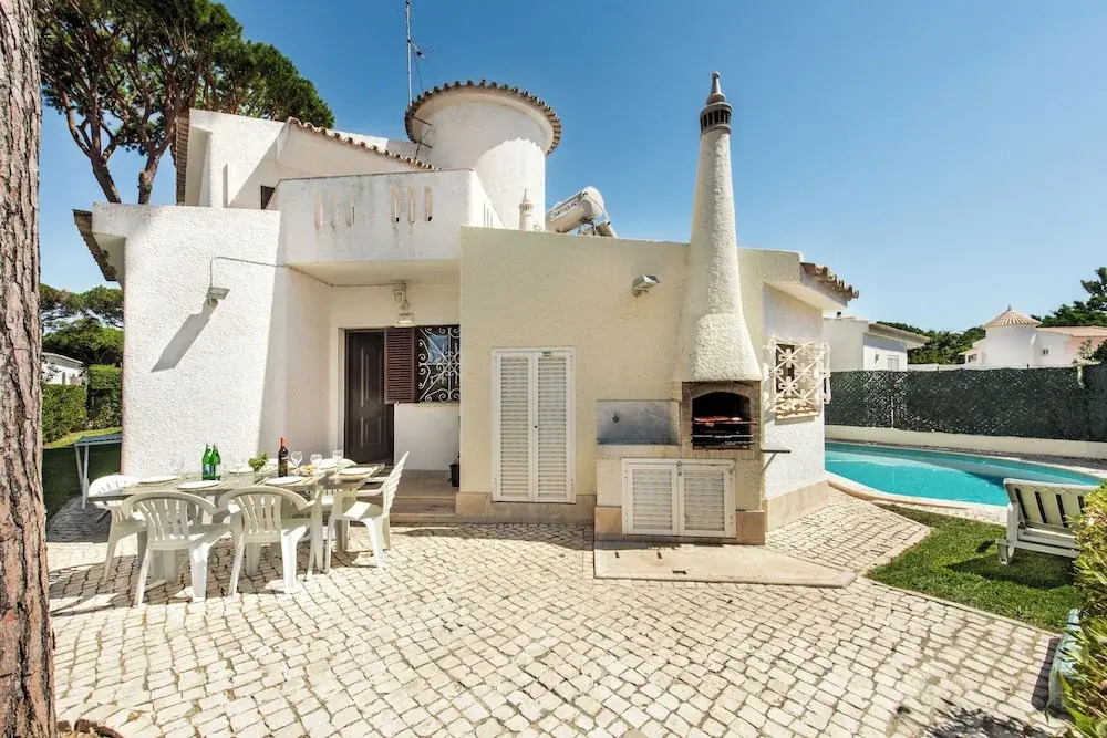 Residential cul-de-sac walking distance to centre, private pool, free AC wifi