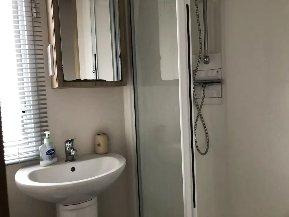 Excellent caravan 4 birth sleeps 6 Tranquil site