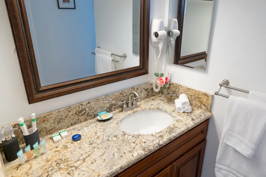 SPACIOUS 4-BEDROOM HOME WITH LARGE YARD AND GARAGE NEAR KNOTT'S BERRY FARM (p67)