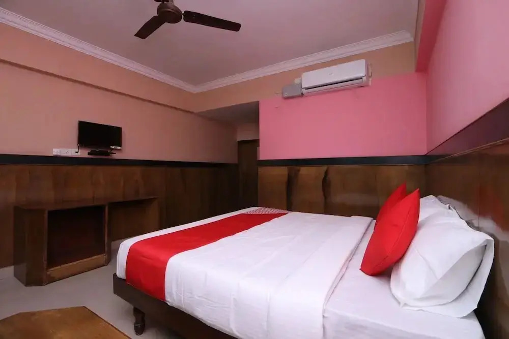 Sanman Regency next to Jaganmohan Palace