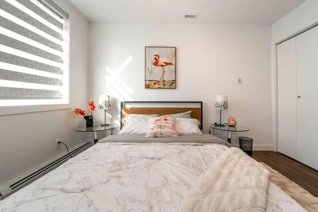 Spacious 2bedroom FREE parking king bed close to DT