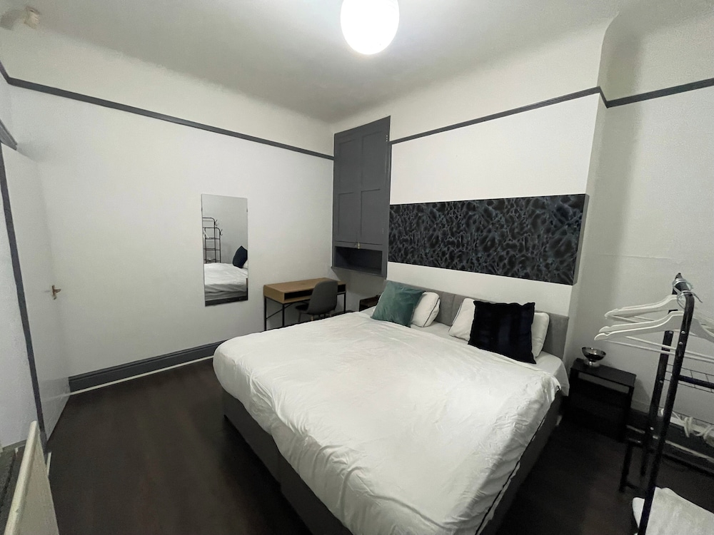 Large 4-bed Home, Free Parking, Near City Center