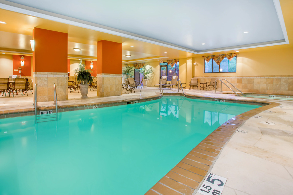 Holiday Inn Express & Suites Bloomington by IHG